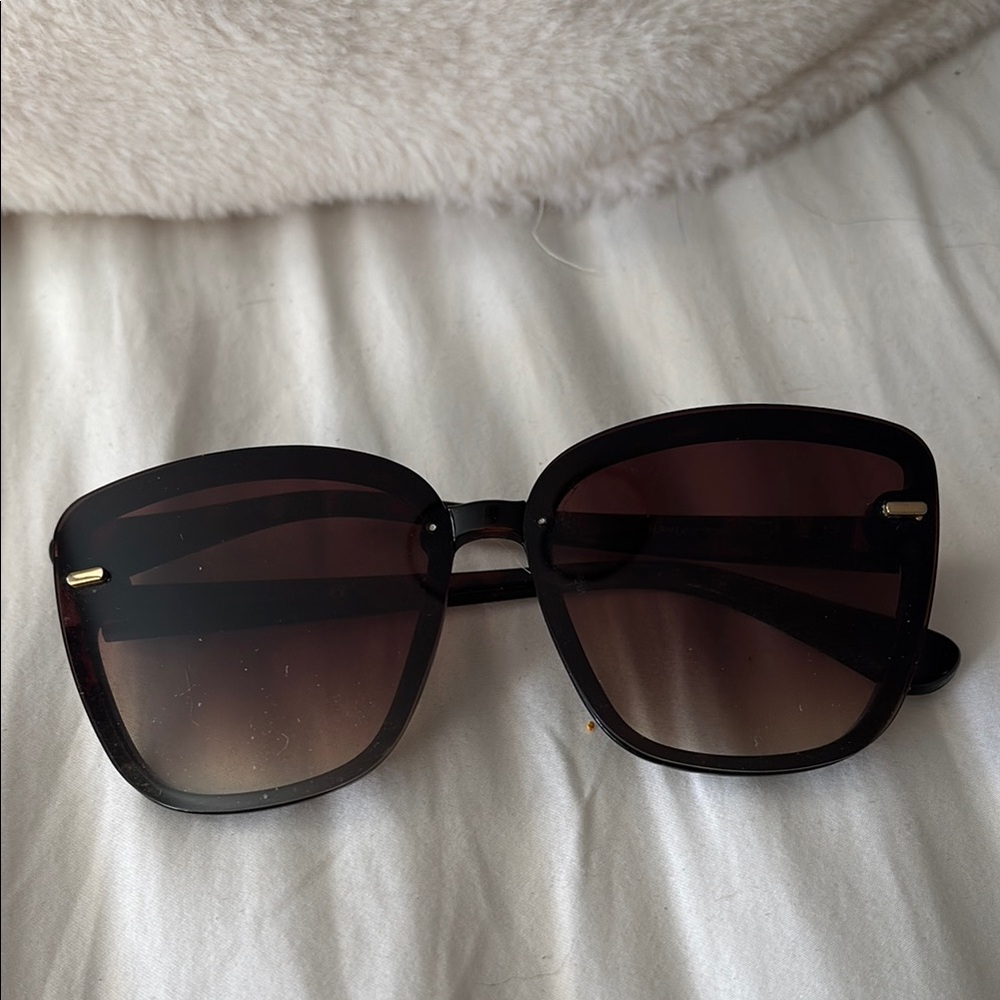 Vince Camuto Chic Black Sunglasses